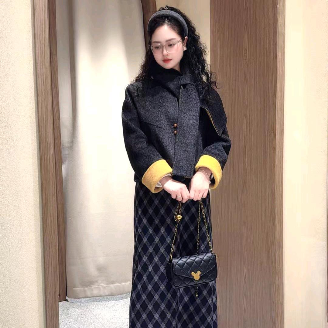 利川清江大道阿凡卓女装