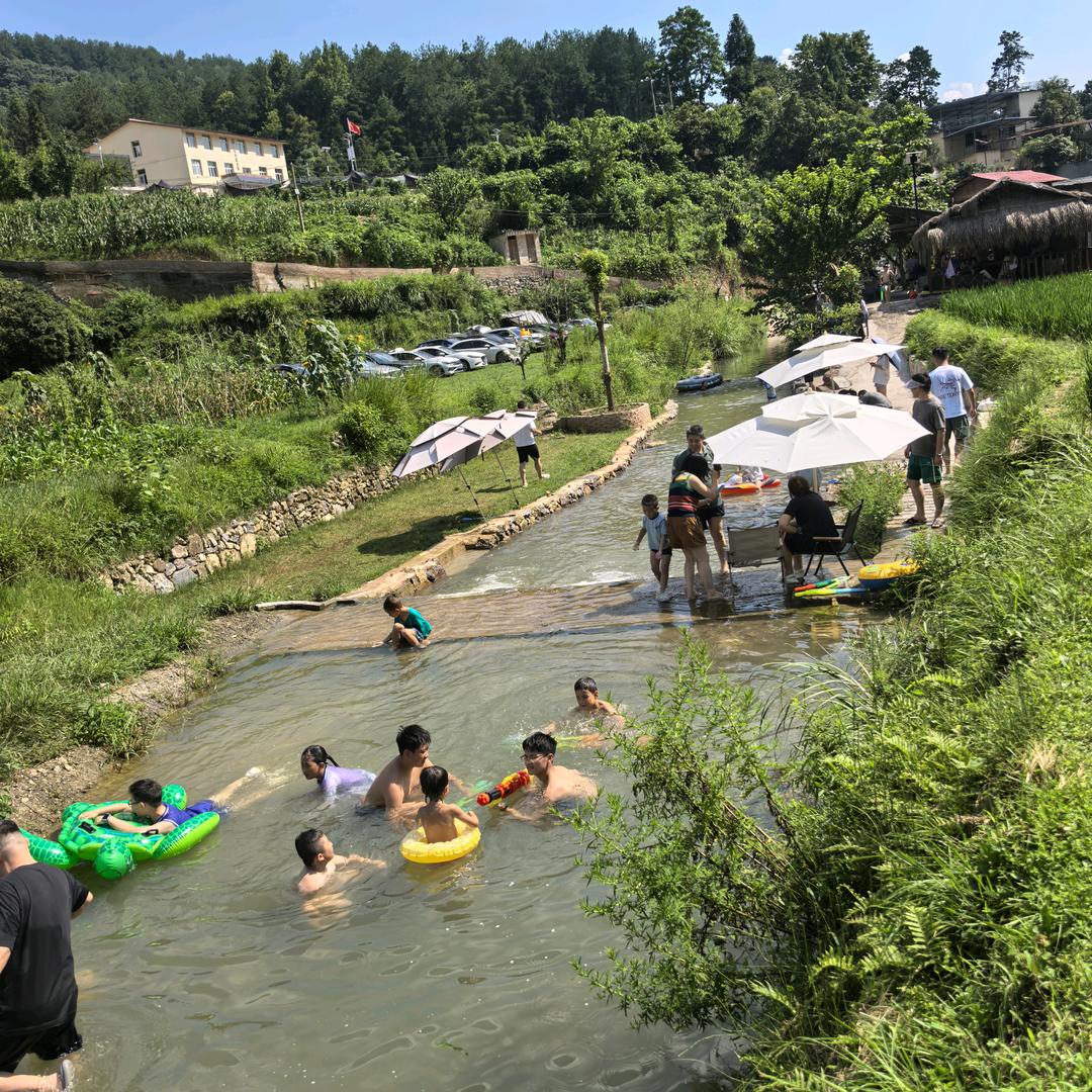 山涧小溪烧烤露营