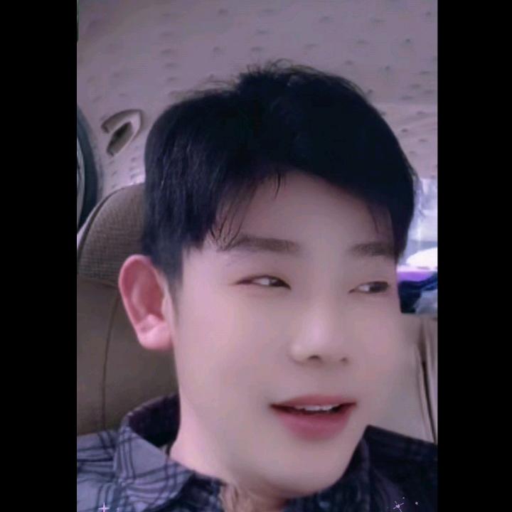 木工师傅安装柜子