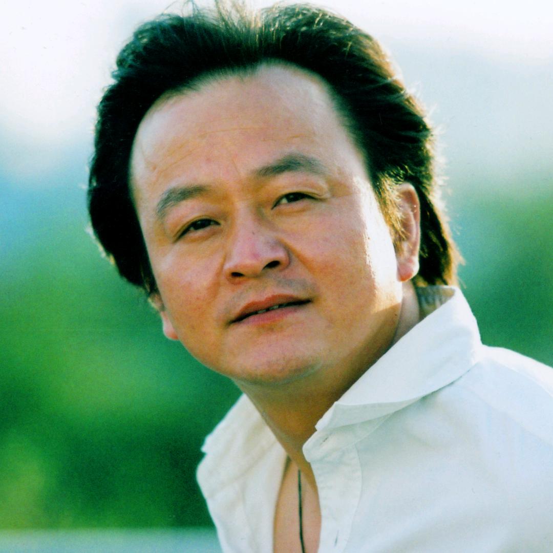 八            月
