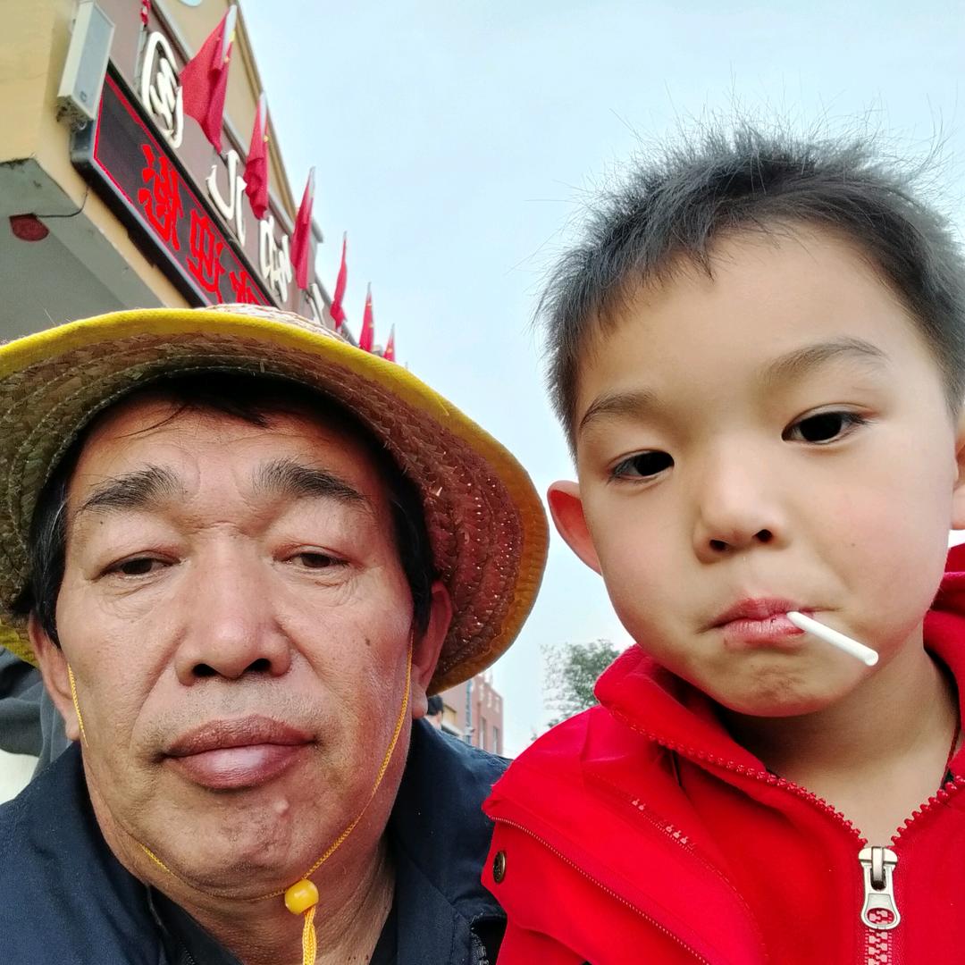两个孙子的爷爷