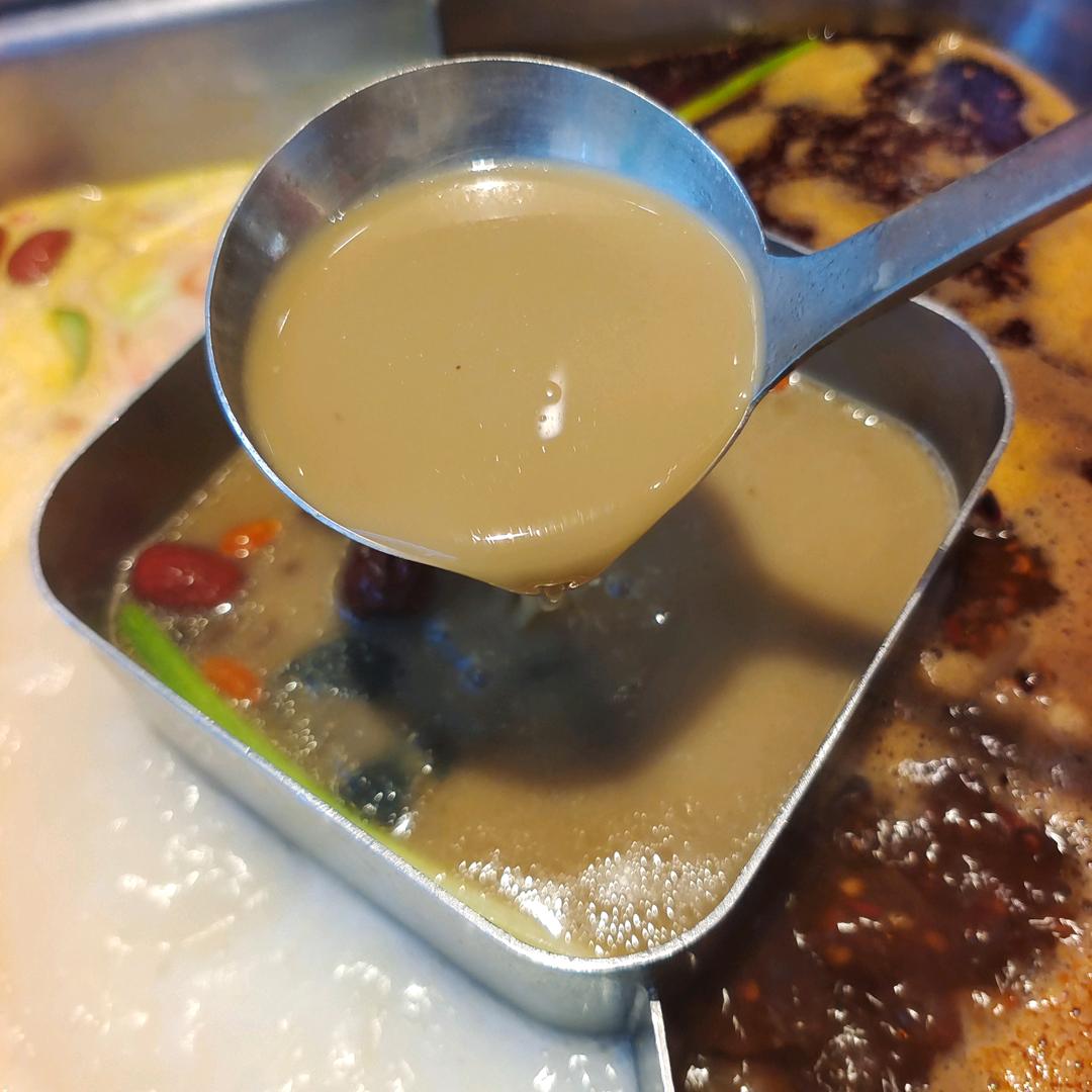 现熬火锅菌汤