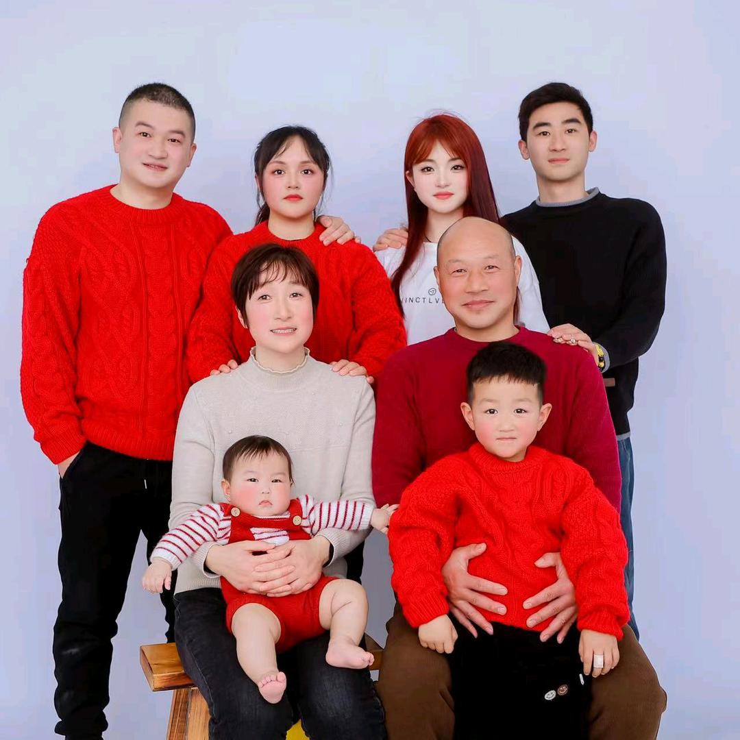 开心快乐的一家人