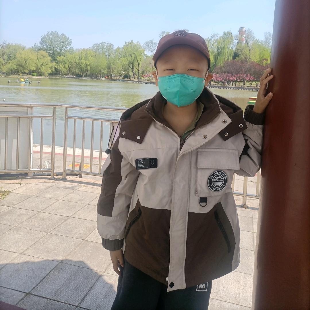 陪儿子抗白