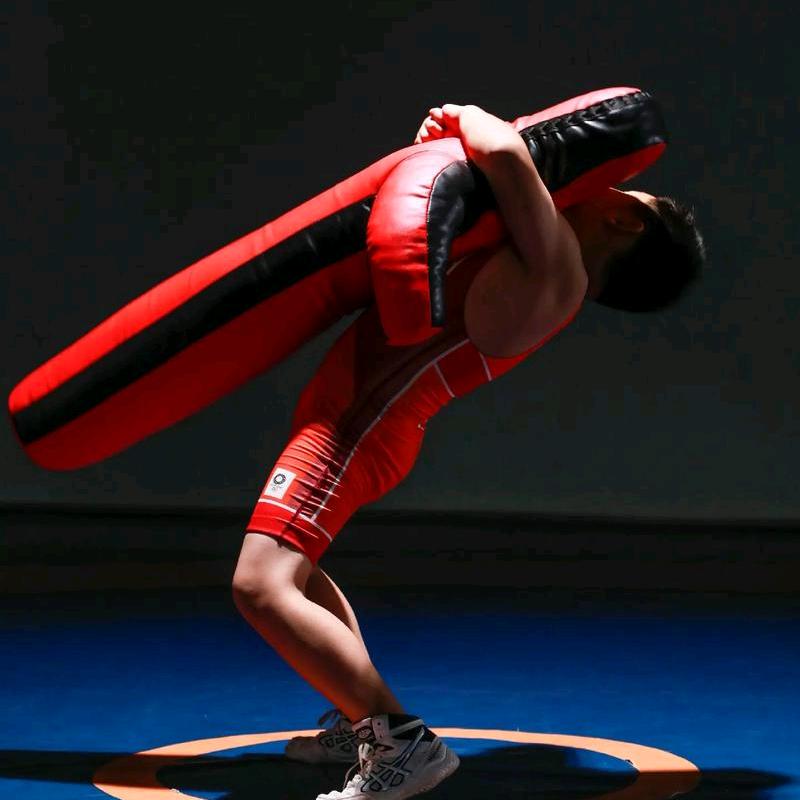 在铺集教摔跤的刘教练