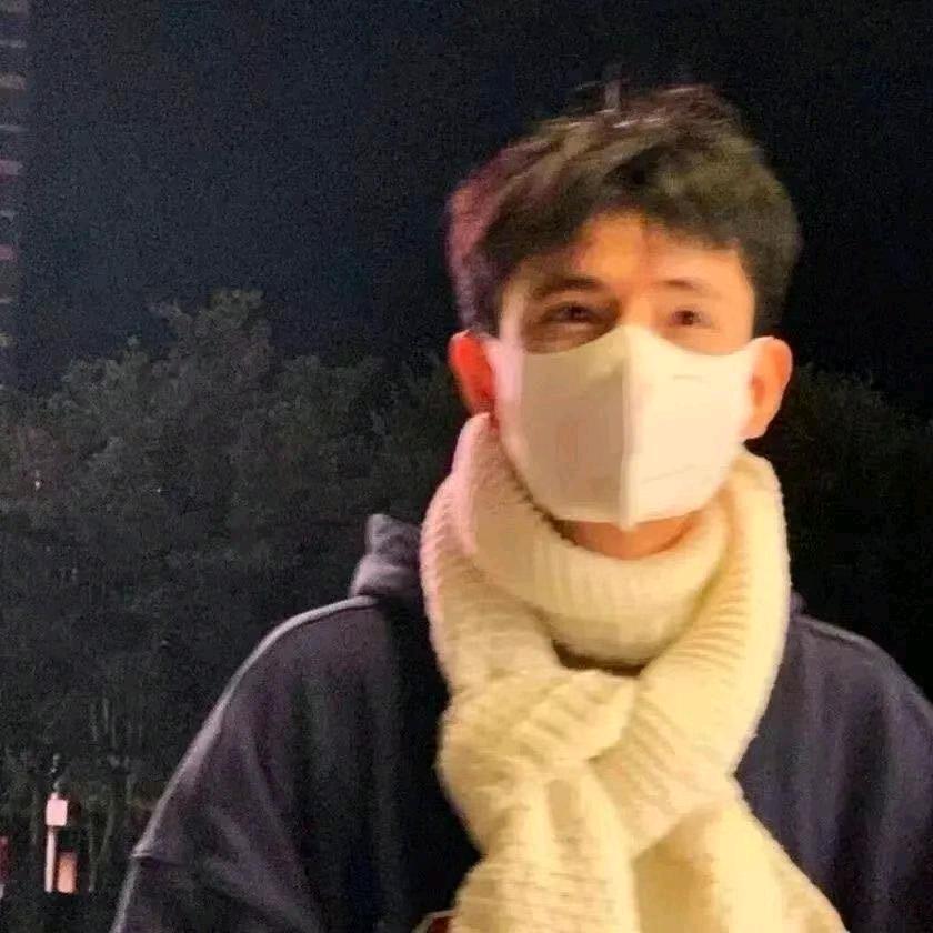 帅气大蟑螂在下水道与黑丝母蟑螂激烈舌吻