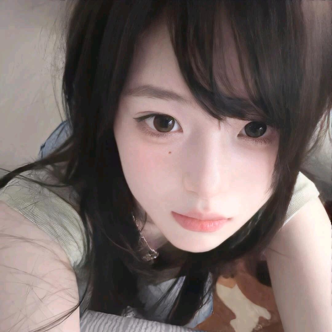 坐窗台装忧郁结果一翻身掉鸡窝里