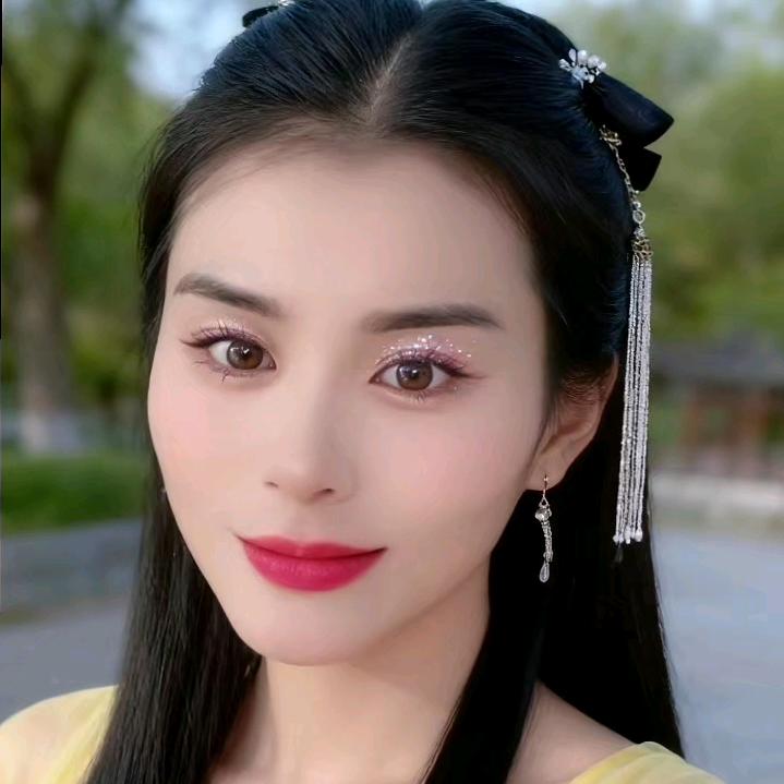 阳光下的小燕子