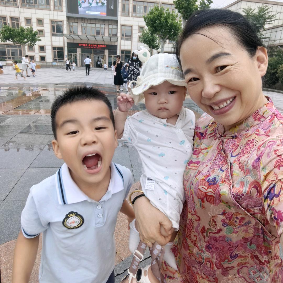 快乐的小老太