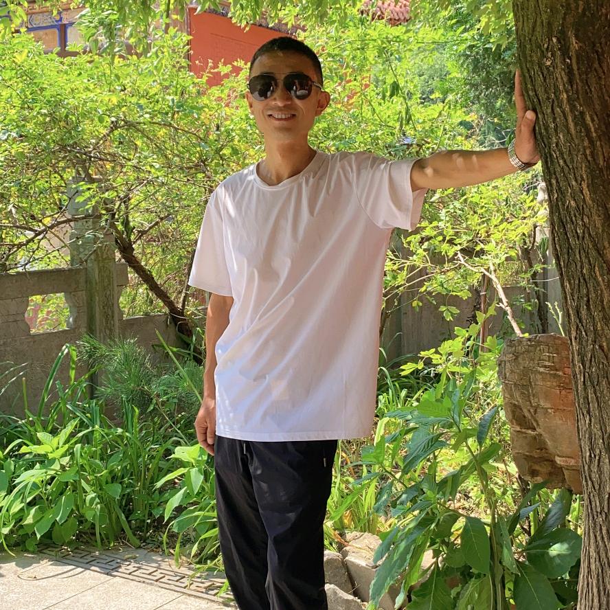 巷中安静听老戏