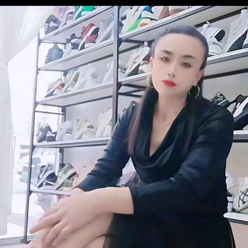 敏姐阿迪耐克折扣店