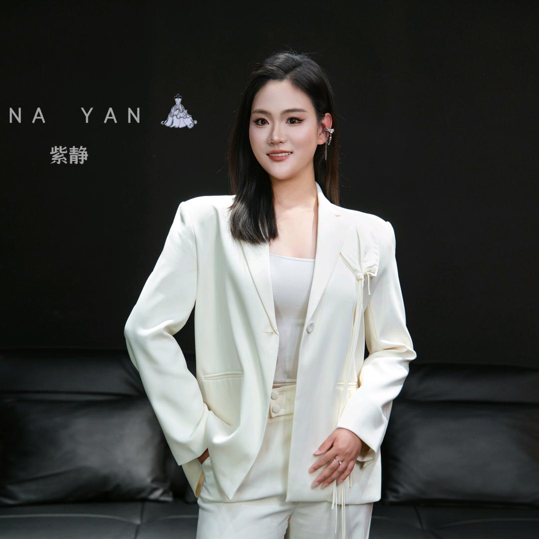 娜妍婚纱-礼服师紫静