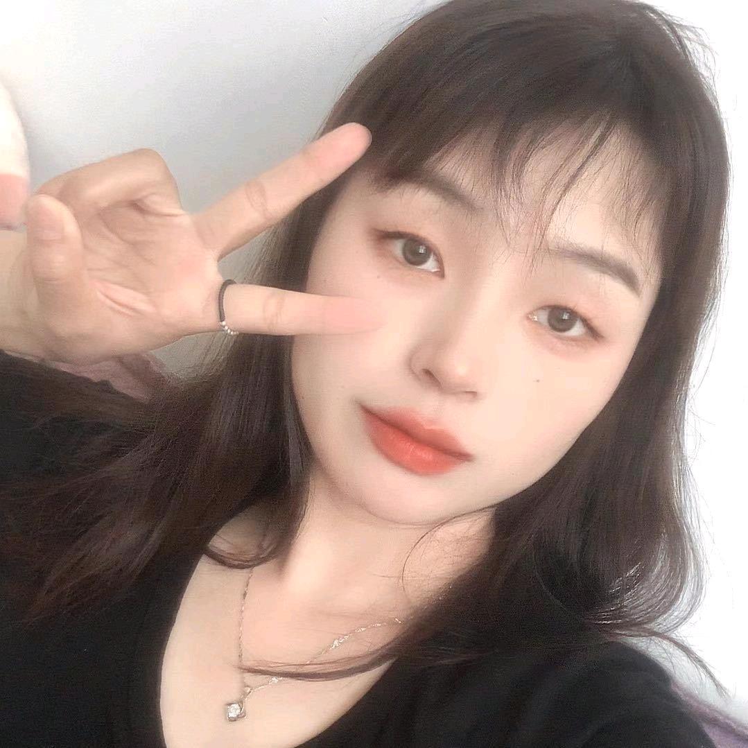 ლ小何爱说话✌︎' ֊'