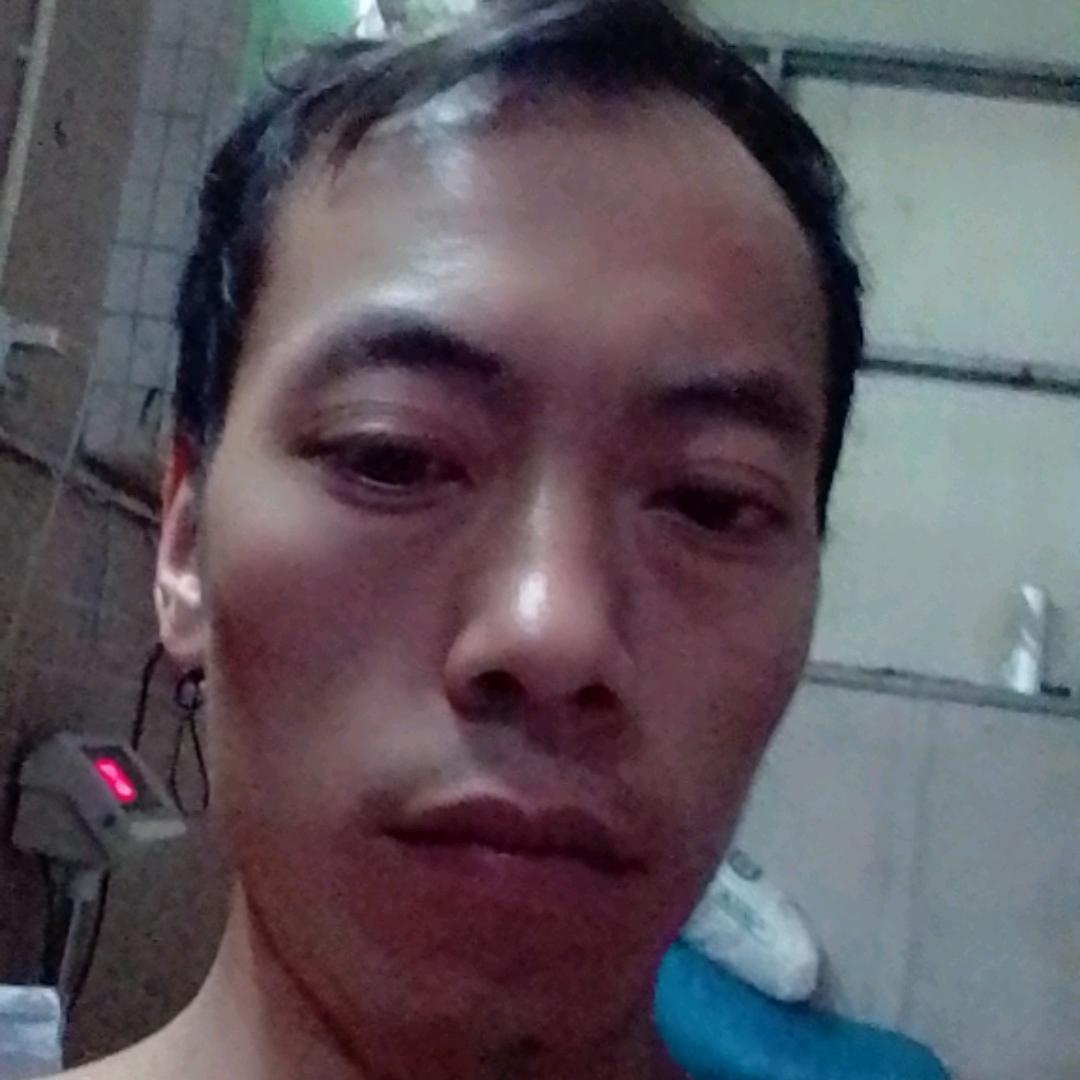 一个小男孩