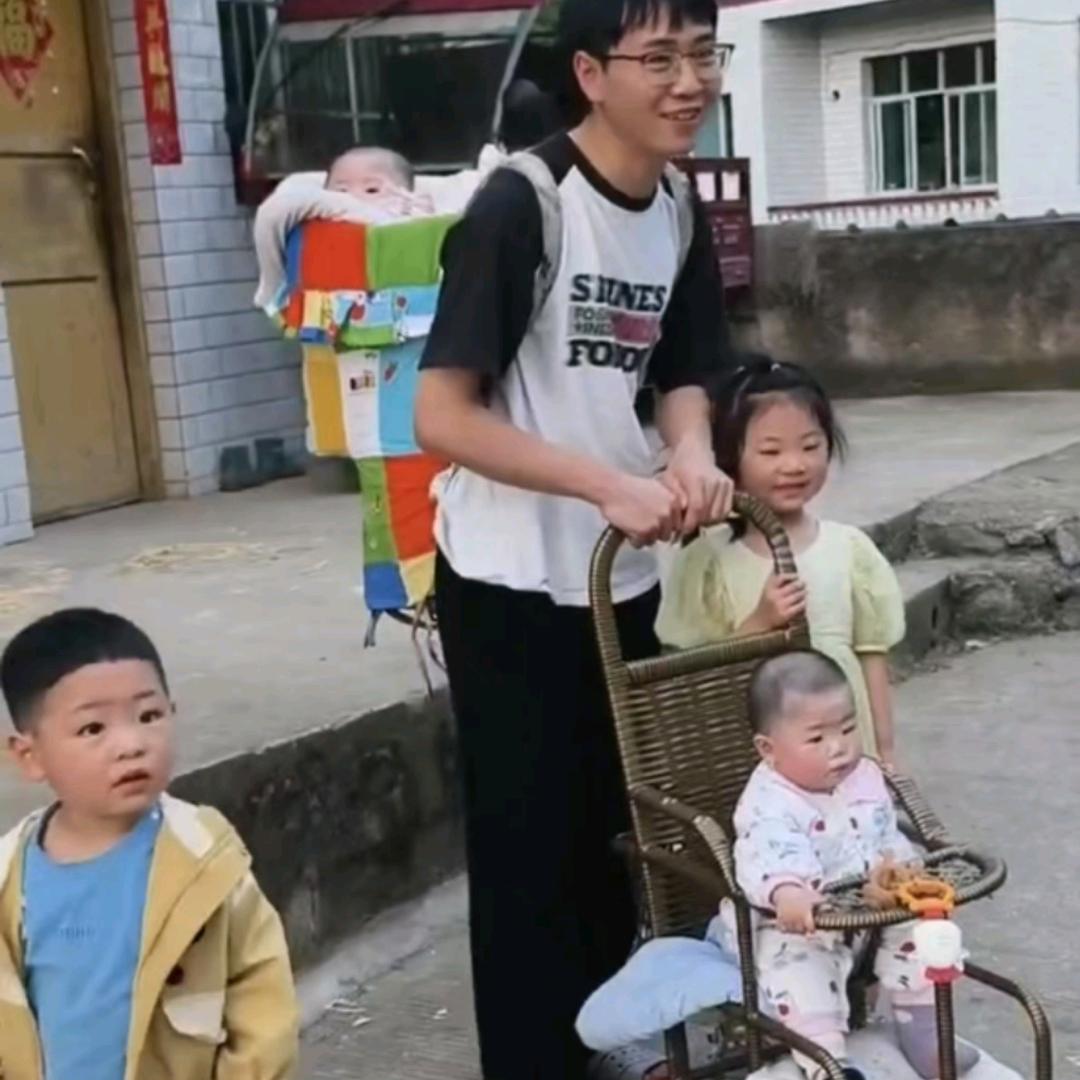 农村蓉姐(带四个孙子)