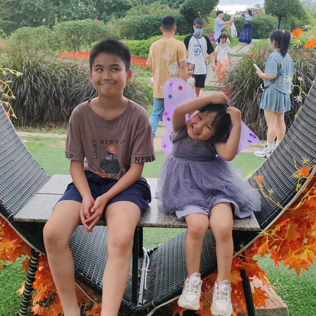 👨‍👩‍👧‍👧