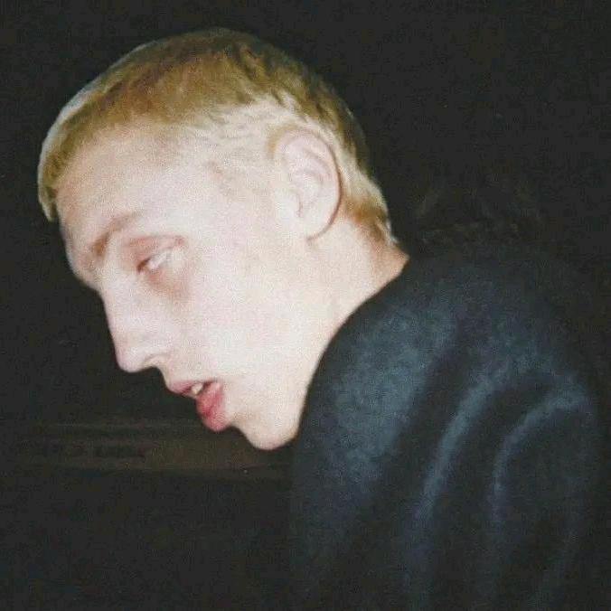 ⬜