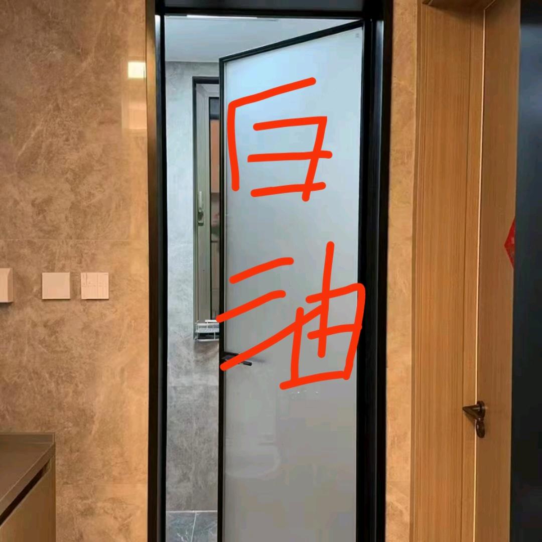 下面没有轨道，不是吊轨的推拉门