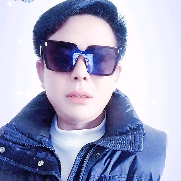 小何