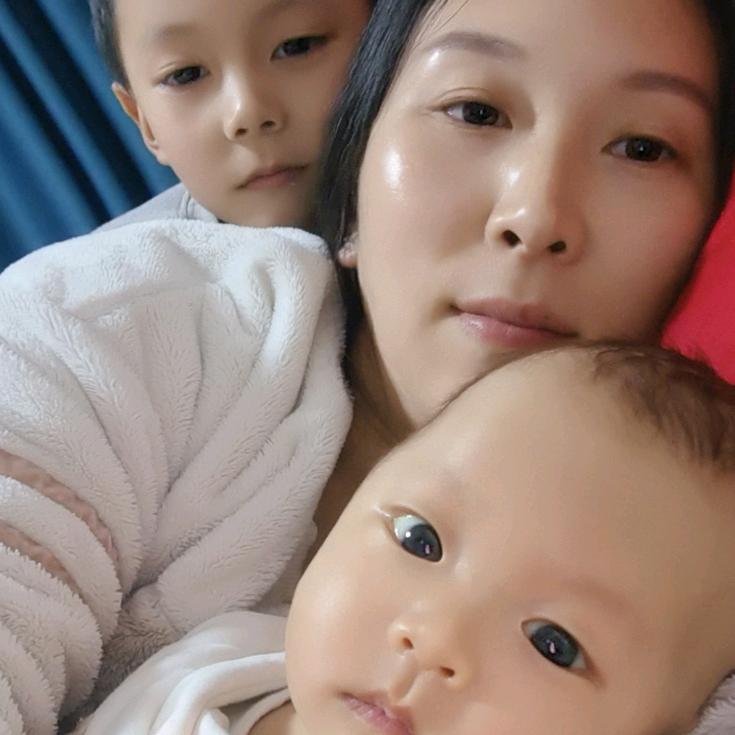 背娃做饭的两宝妈