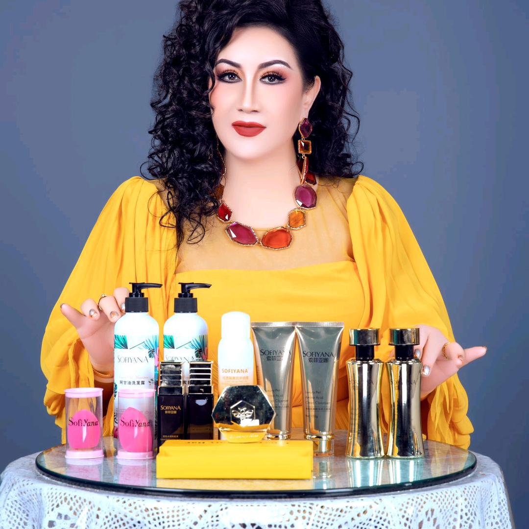 SOFIYANA服装、化妆