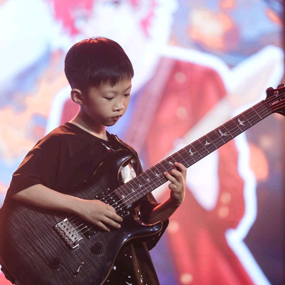 弹吉他的墨鱼仔