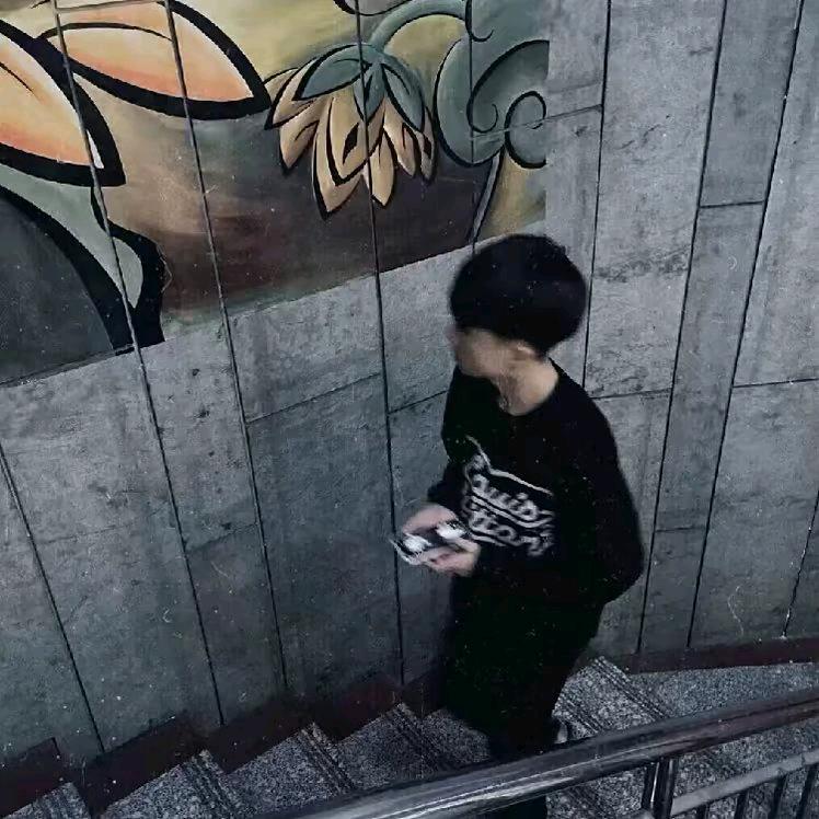 于是