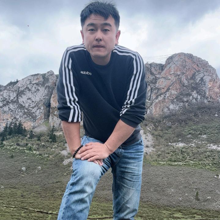 这个人外墙装饰干的很好