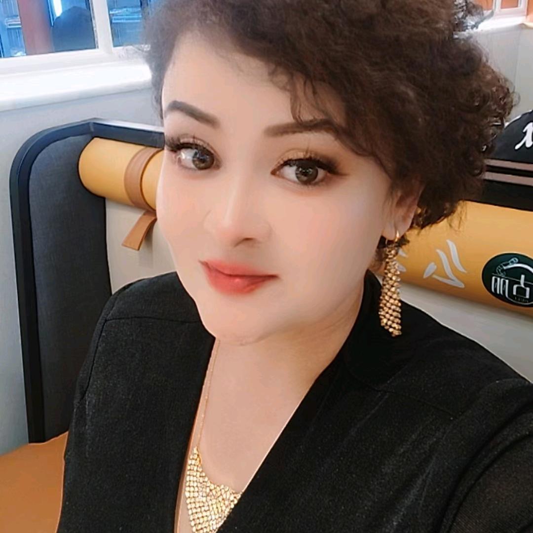 可爱胖妹首饰店