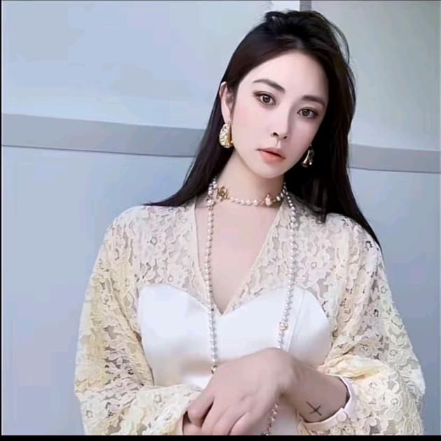 迪丝嫚苓-❤️高级穿搭