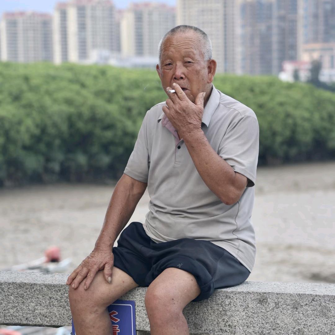 包谷地找蛐蛐的爷爷