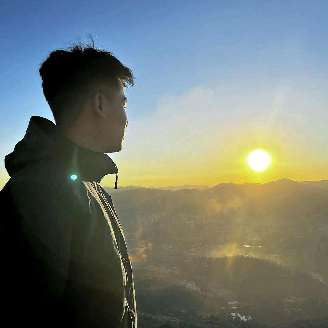 山在那里.