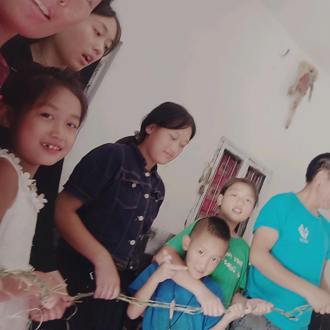 沙以洛残疾人家里有五个宝宝眼睛和脚