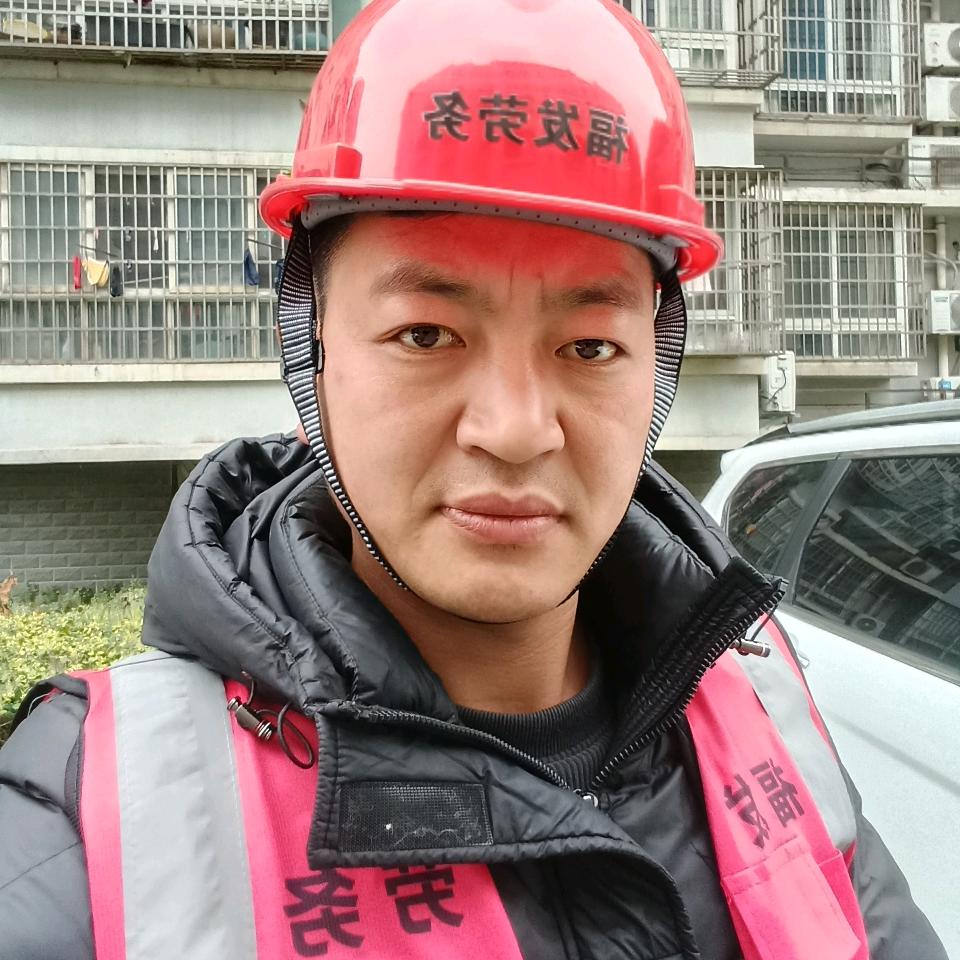 搬瓦精神小伙