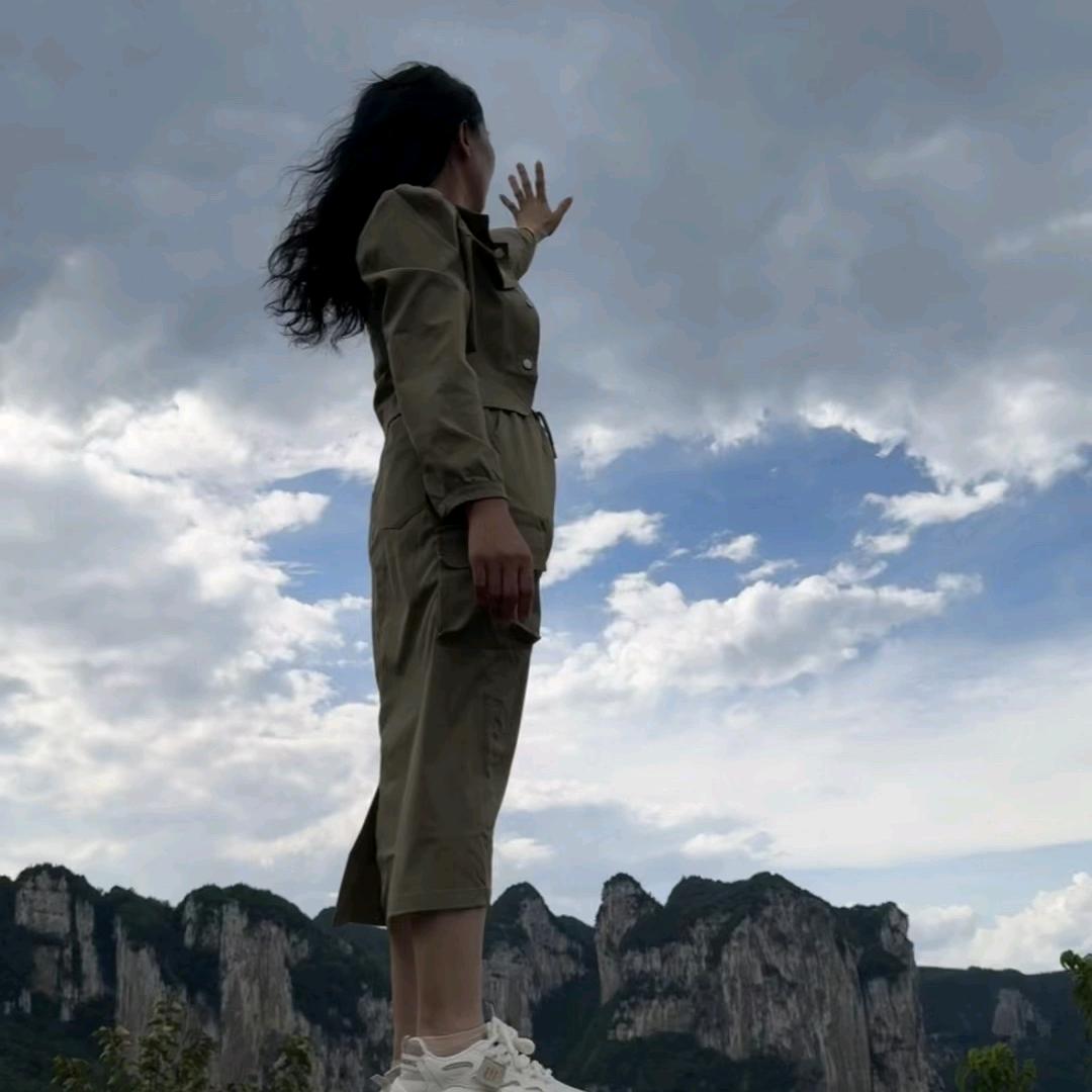 假装很快乐，刘