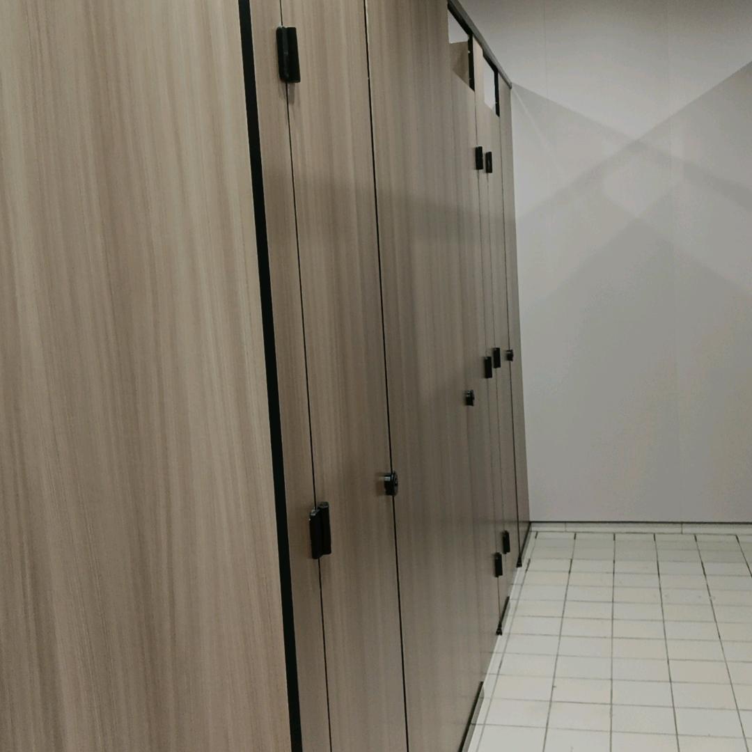 卫生间隔断安装