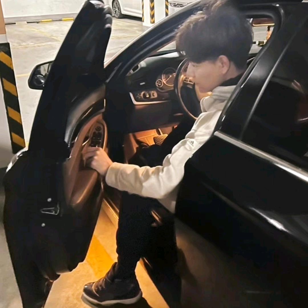 在汇金谷炸锅包肉的97年大叔