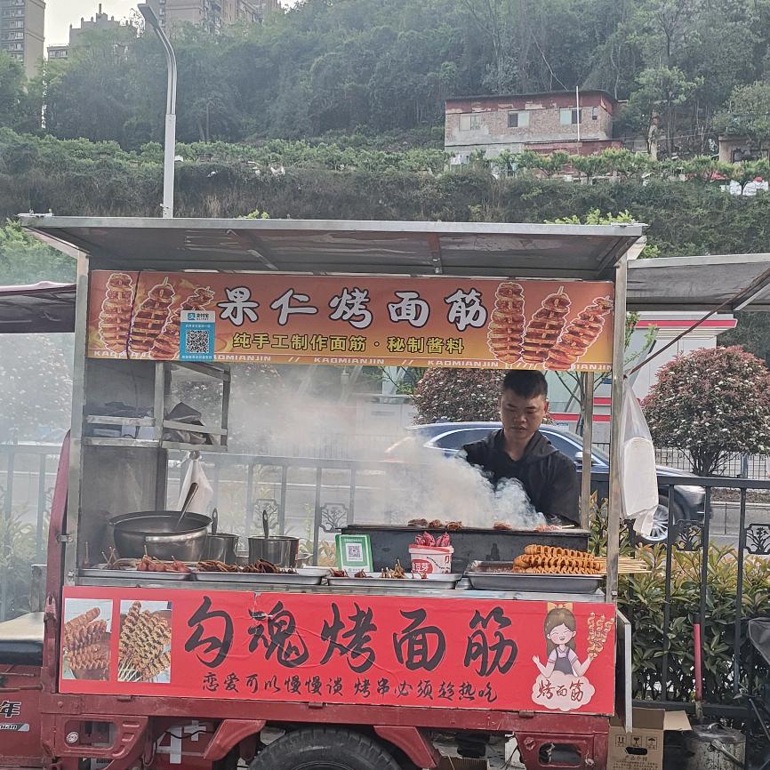 贵阳烤面筋的小伙