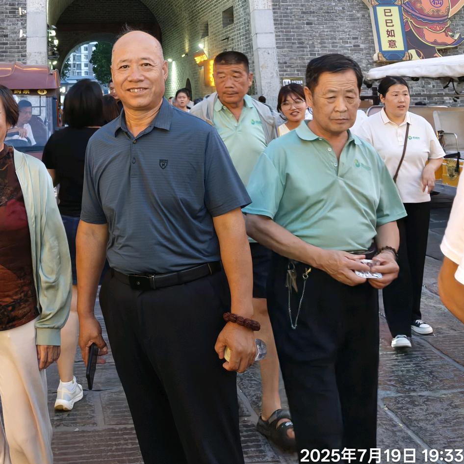 爱唱歌的老五哥