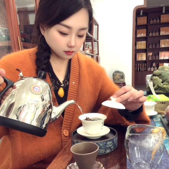 芹丫头爱喝茶🍵