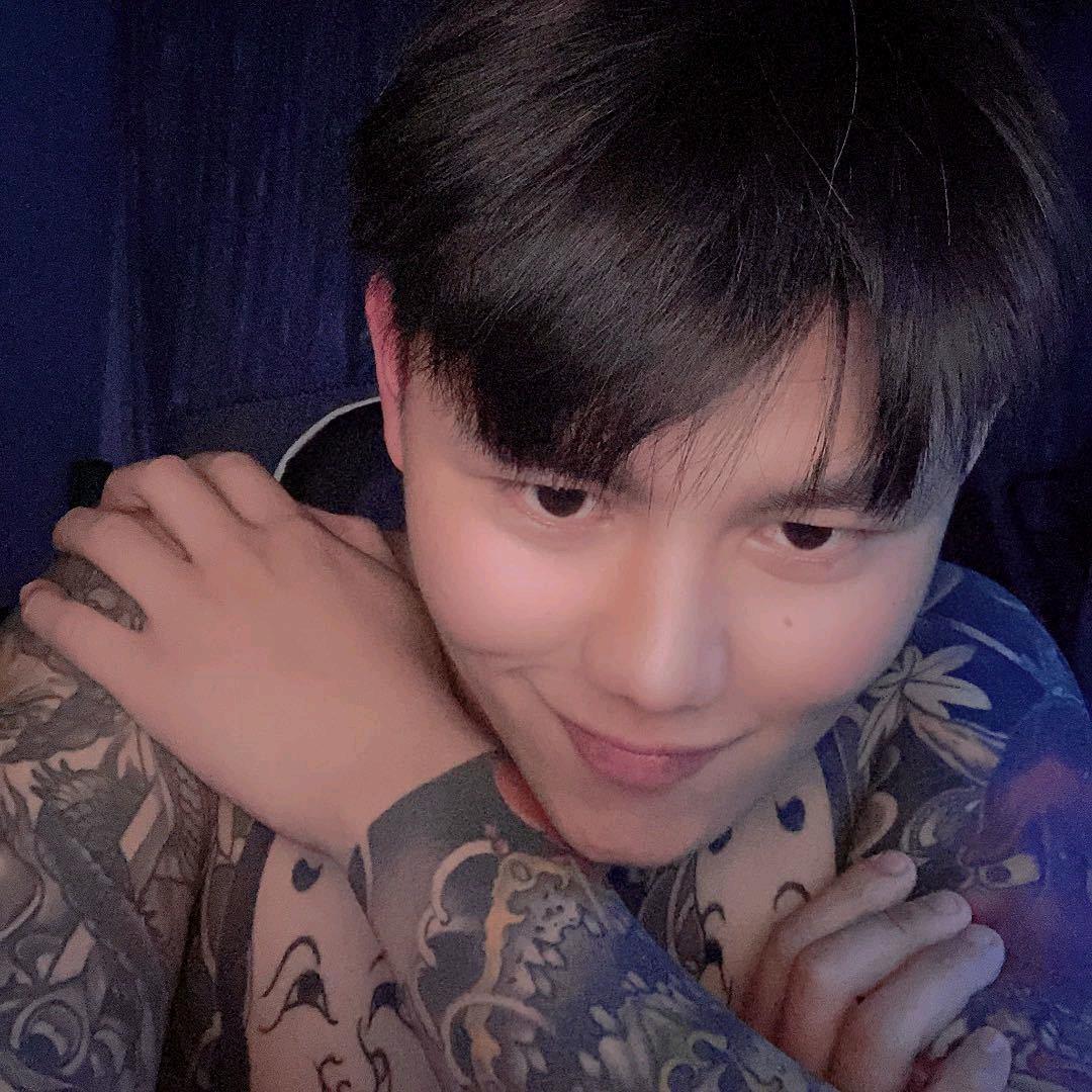 邓笑笑（纹身的）