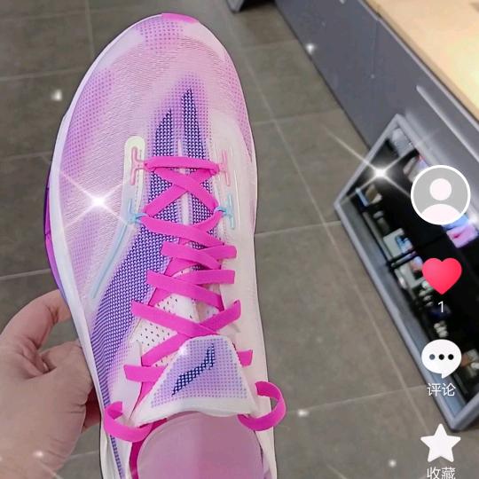 湖州万达李宁店员小朱