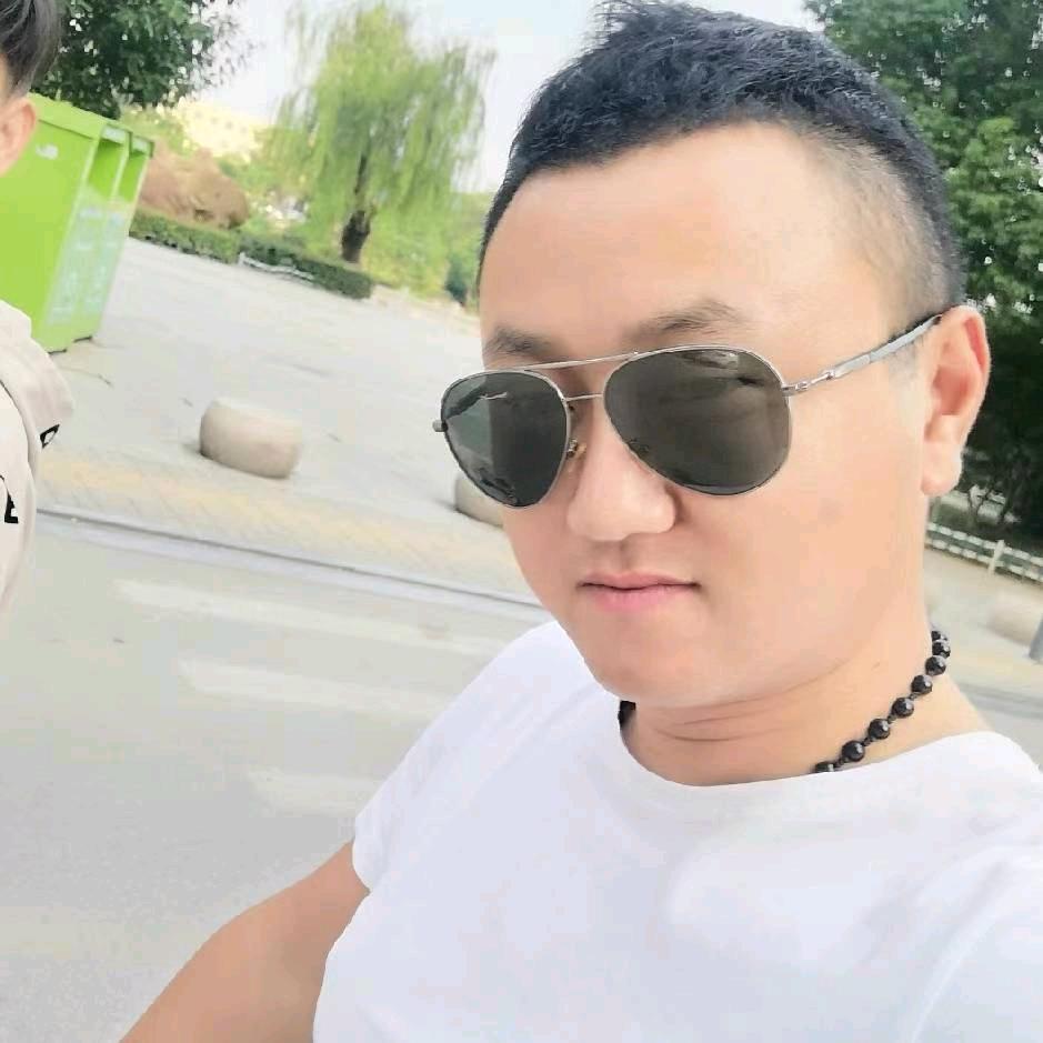 夜空下的赶路人