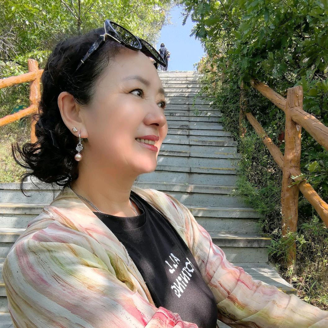 吴霞(嘴角上扬)