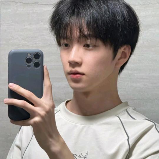 吃雪糕的小男孩