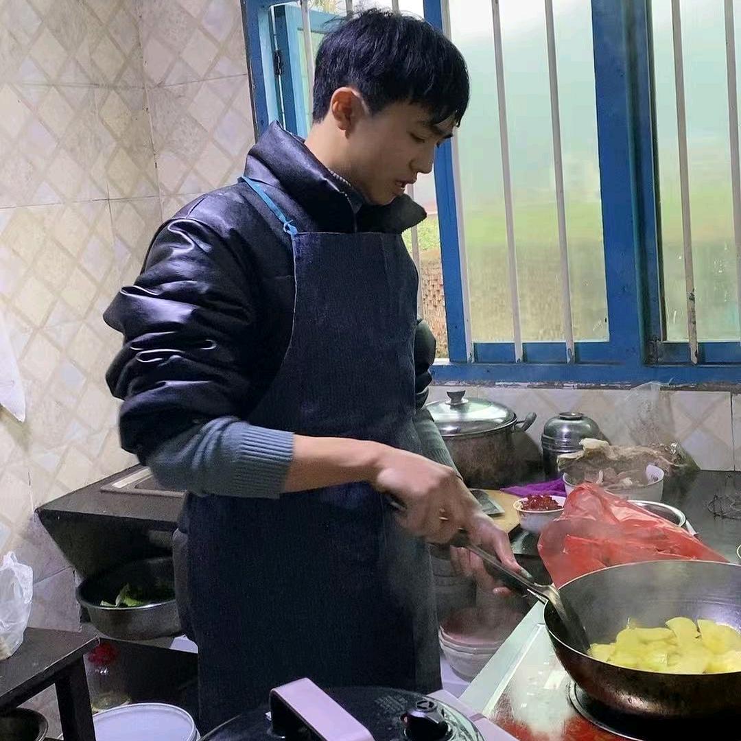小张不会做饭