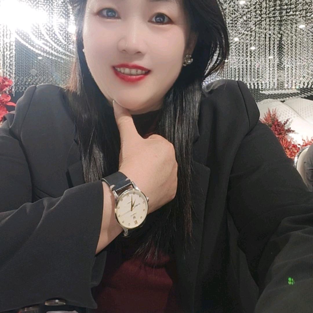 何姐.
