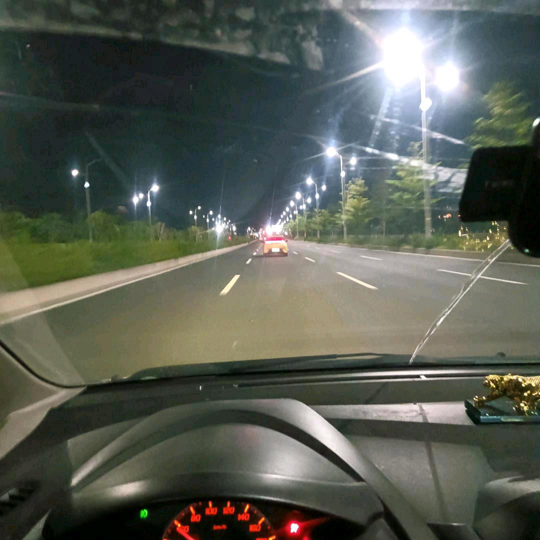 沉默笑着退场