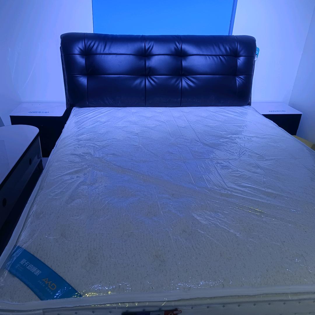 二十里铺镇兴隆家具城。