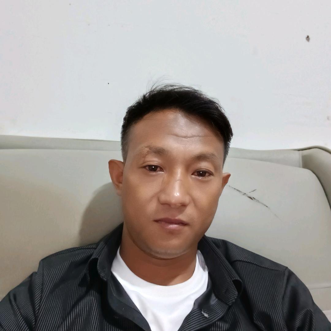 宏伟单身一人